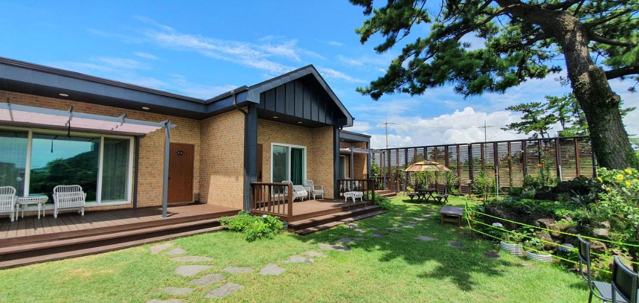 Wind Jeju Cafe & Pension Seogwipo Exterior foto