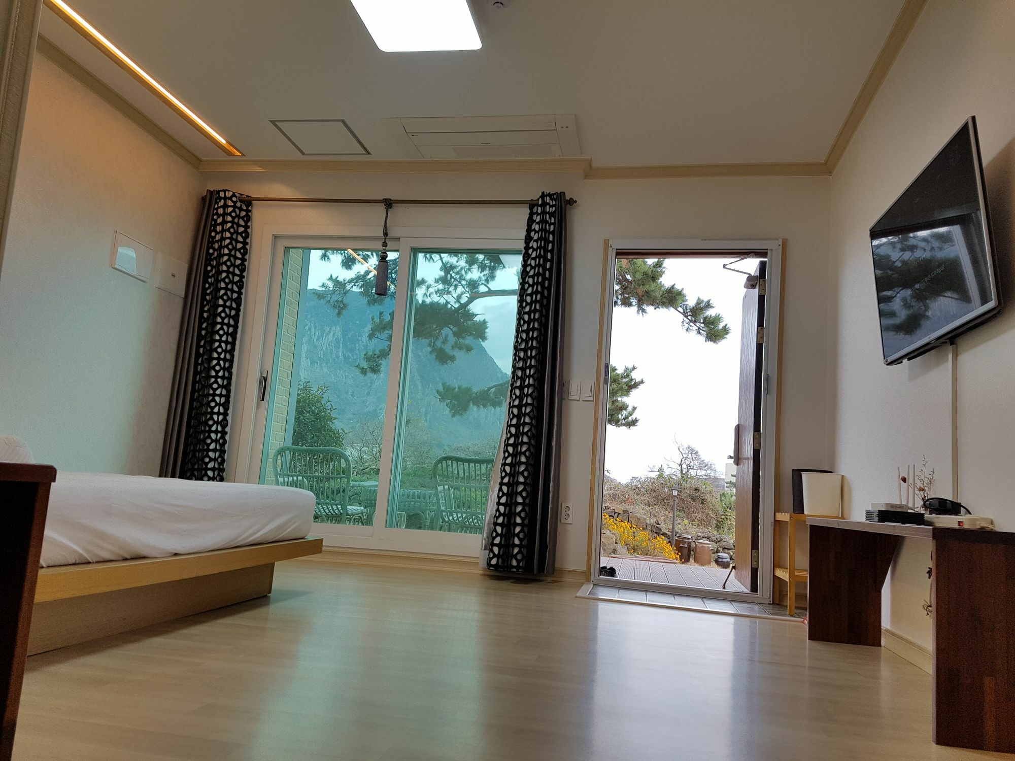 Wind Jeju Cafe & Pension Seogwipo Exterior foto